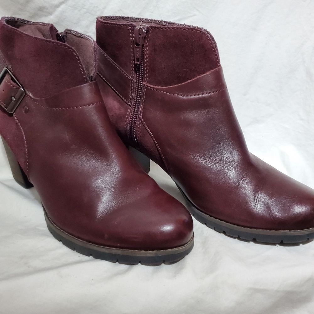 Clarks Ankle Bootie Burgundy sz8